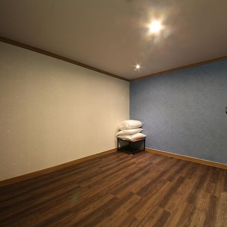 Art Hotel Gumi Екстер'єр фото