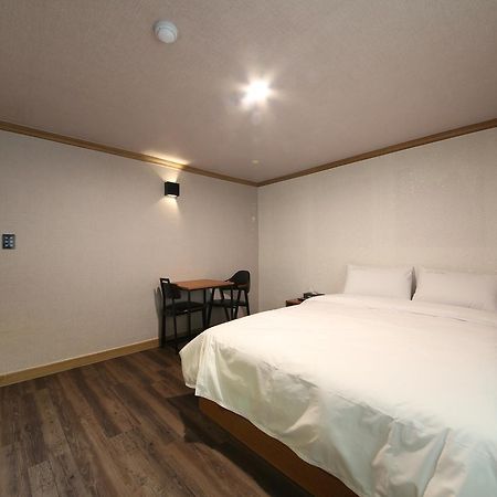 Art Hotel Gumi Екстер'єр фото